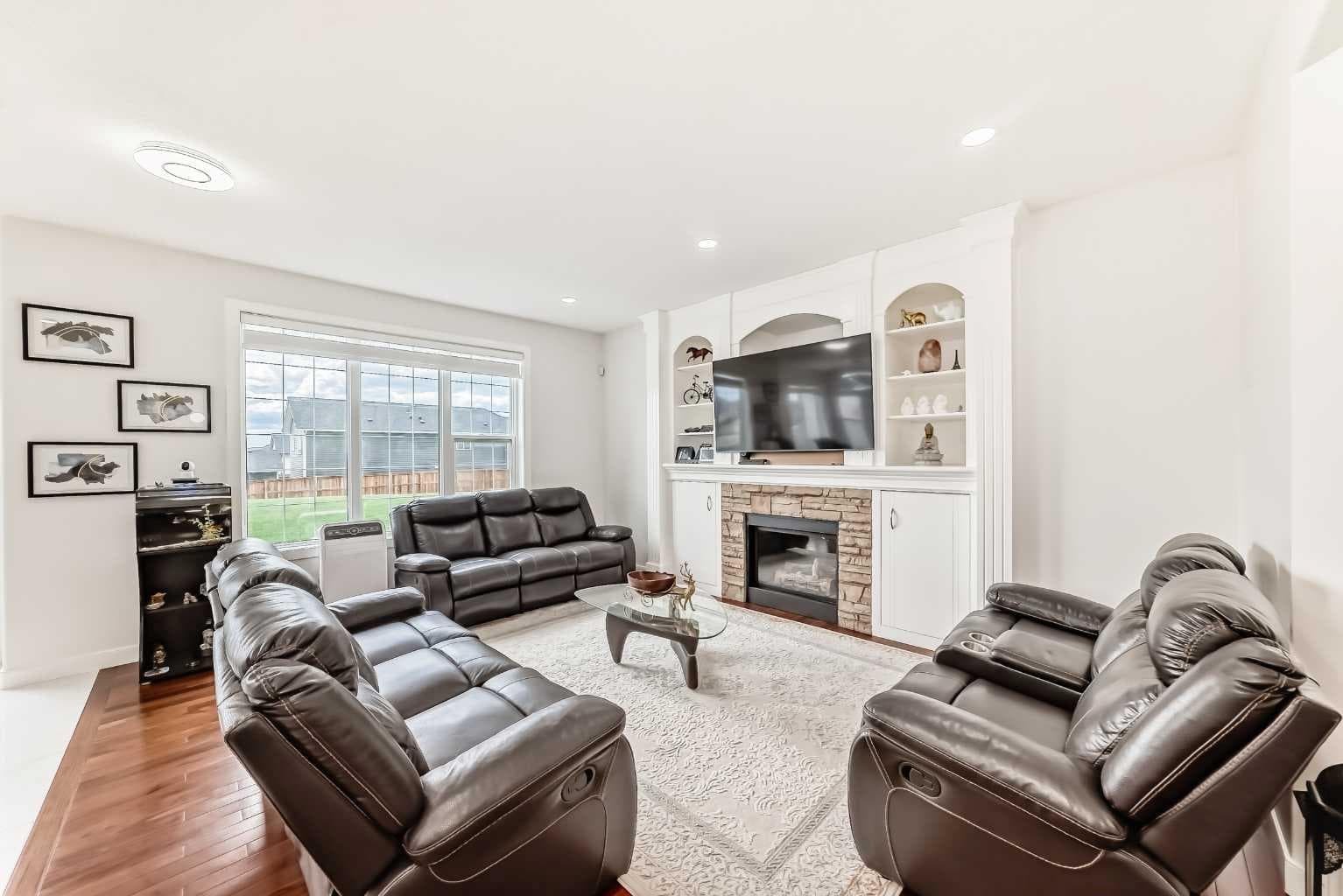11 Taralake Way NE