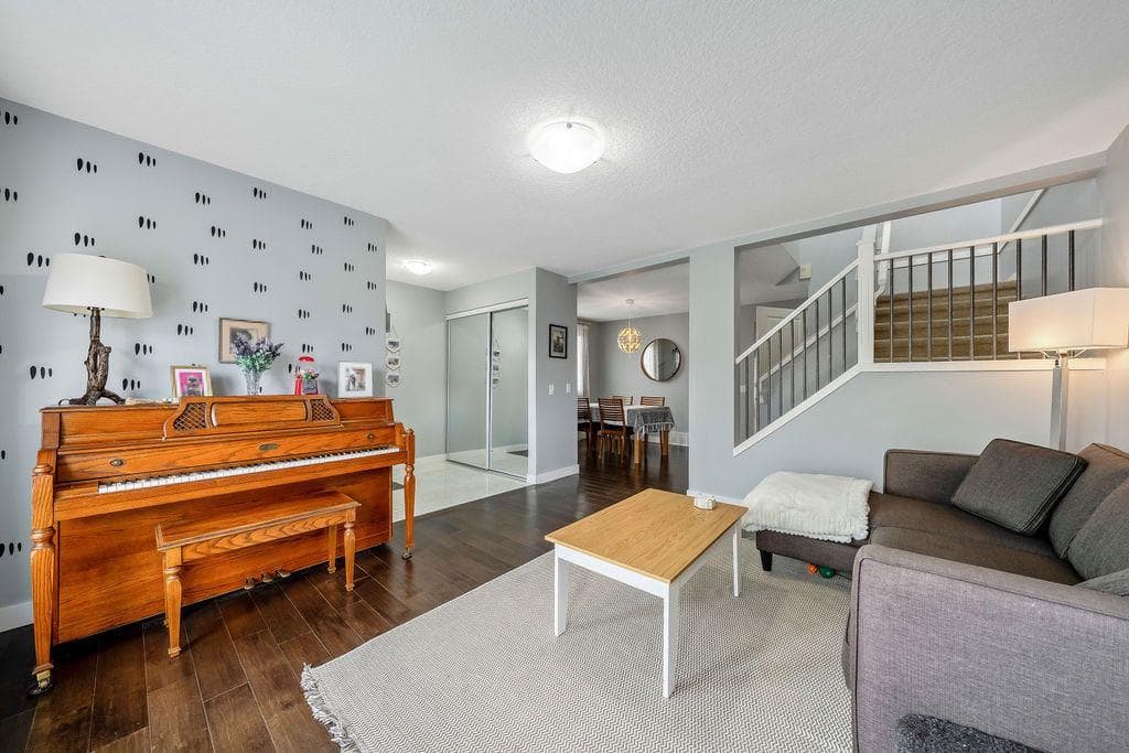 15 Woodmont Green SW