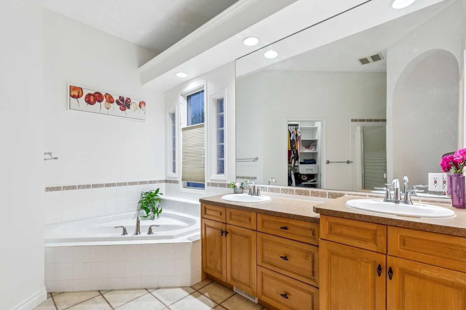 5 Royal Crest Terrace NW