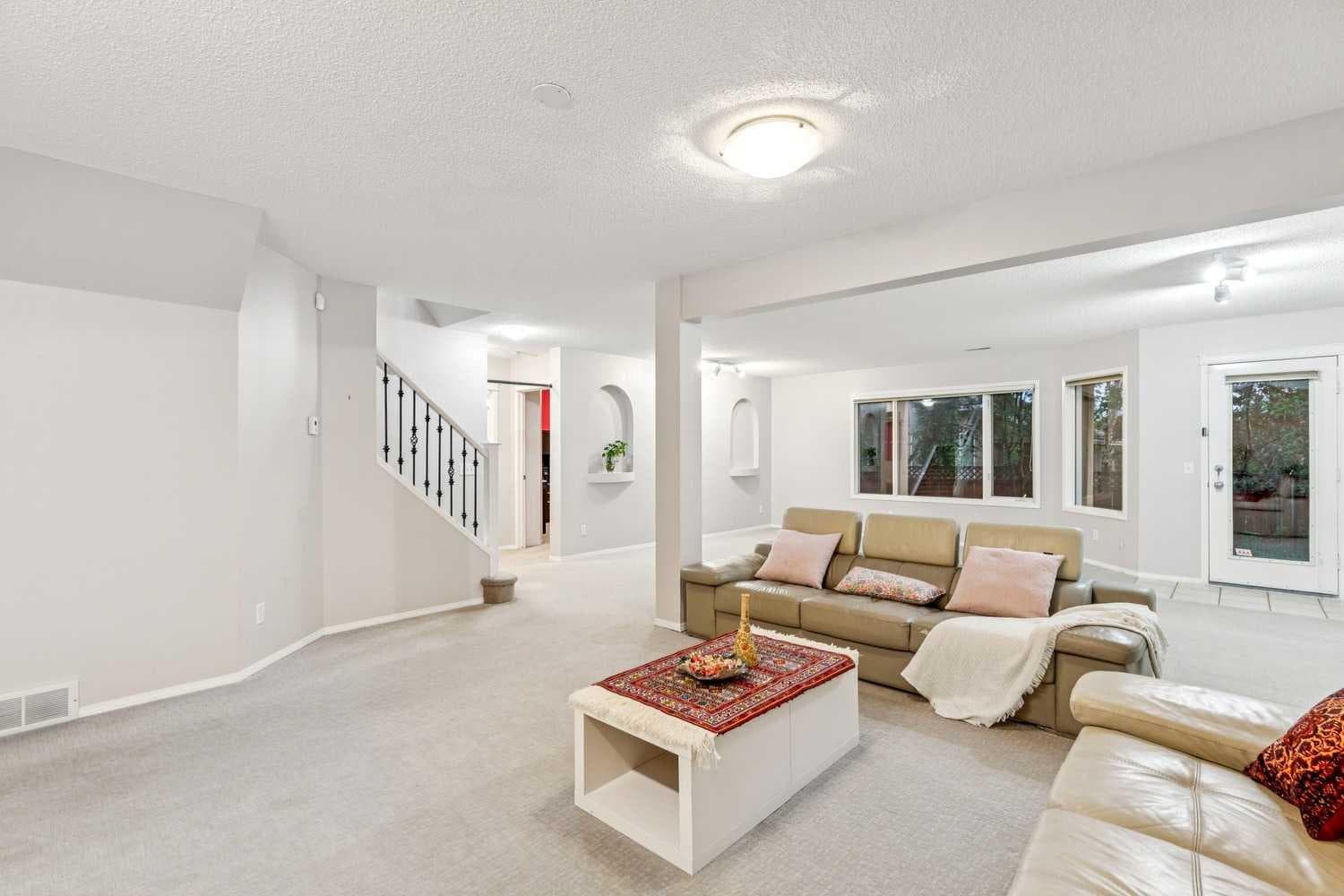 5 Royal Crest Terrace NW
