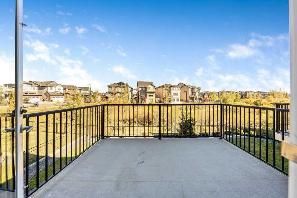 82 Panton View NW