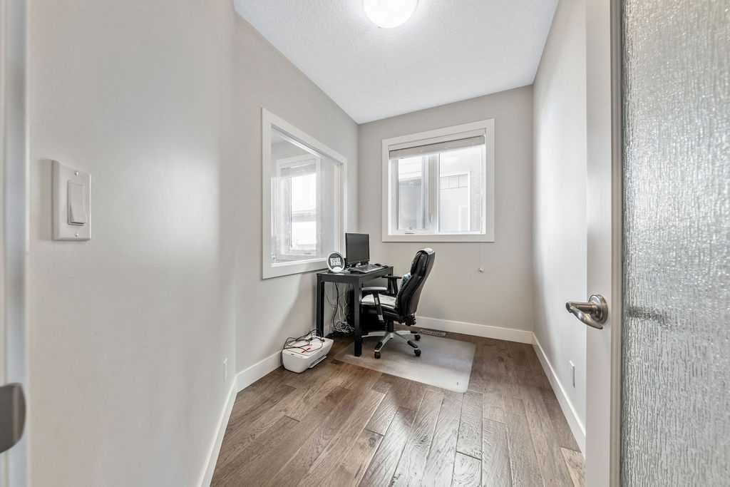 82 Panton View NW