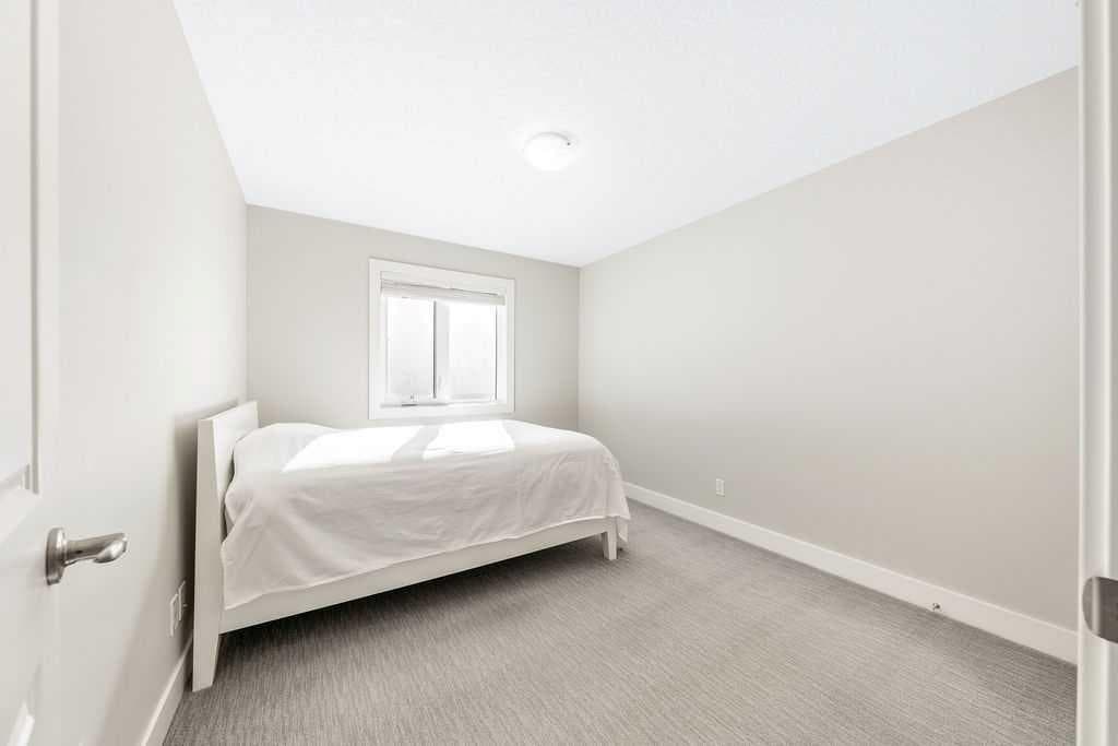 82 Panton View NW