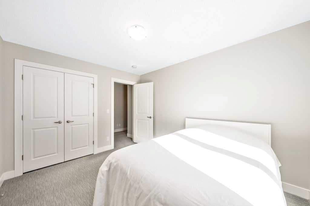 82 Panton View NW
