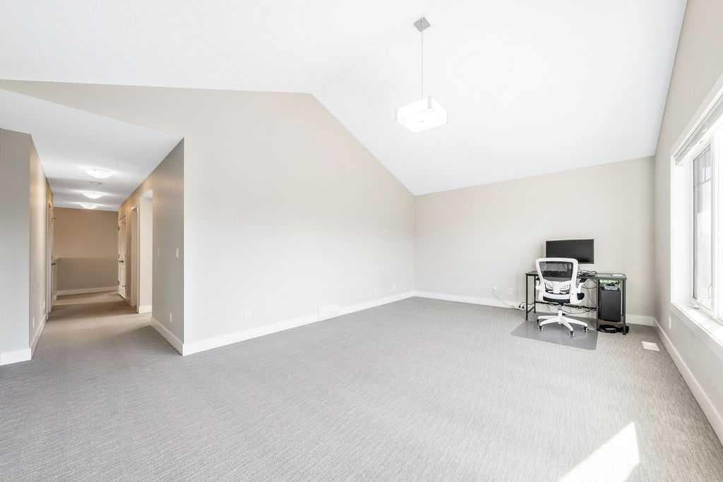 82 Panton View NW