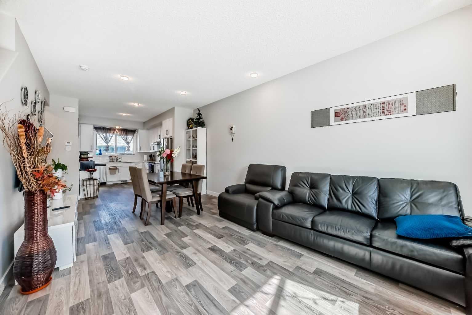 16 Carringvue Way NW