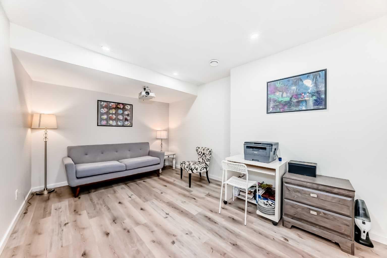 16 Carringvue Way NW