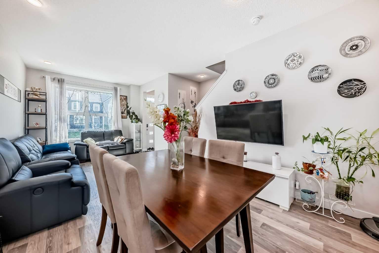 16 Carringvue Way NW