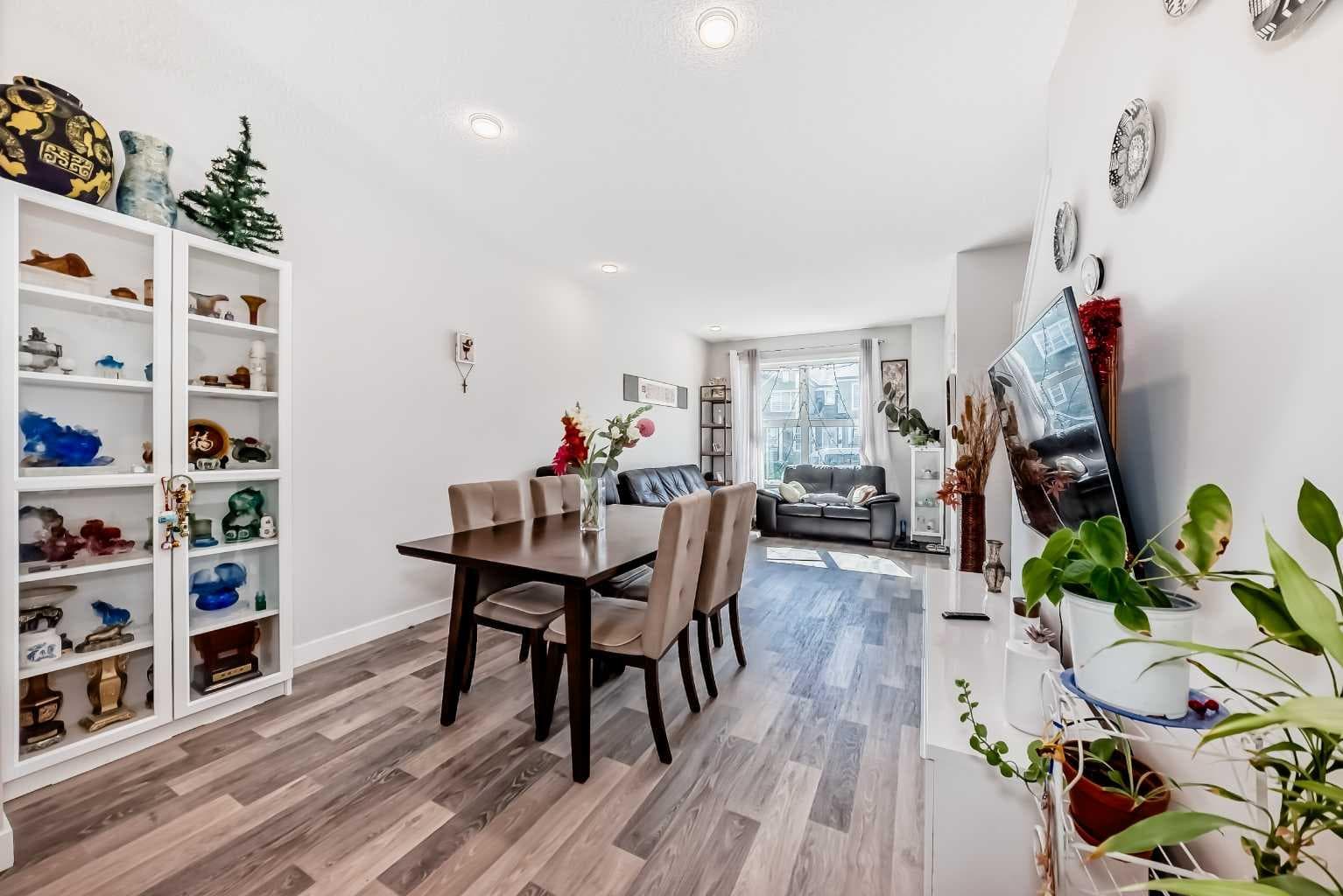 16 Carringvue Way NW