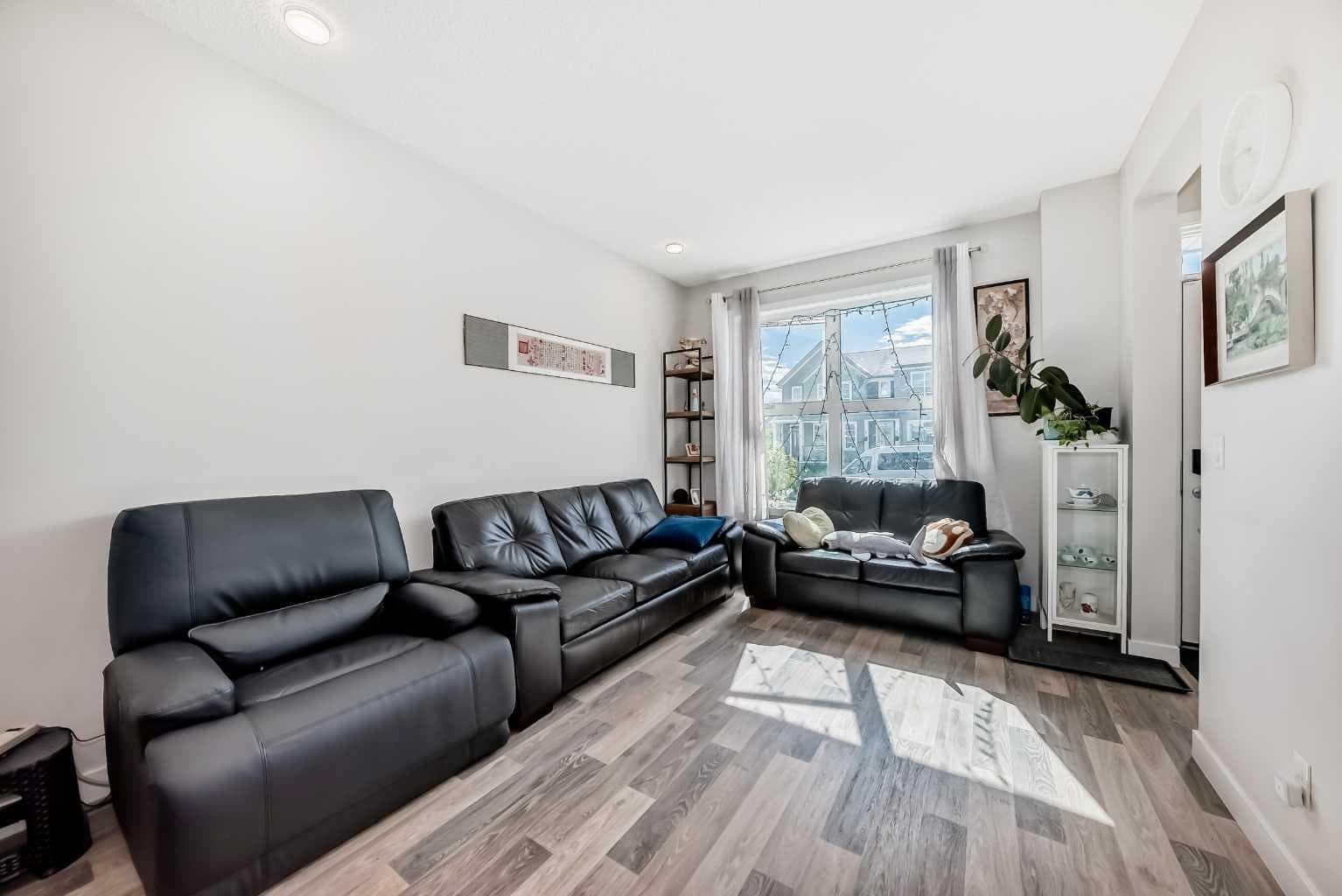 16 Carringvue Way NW