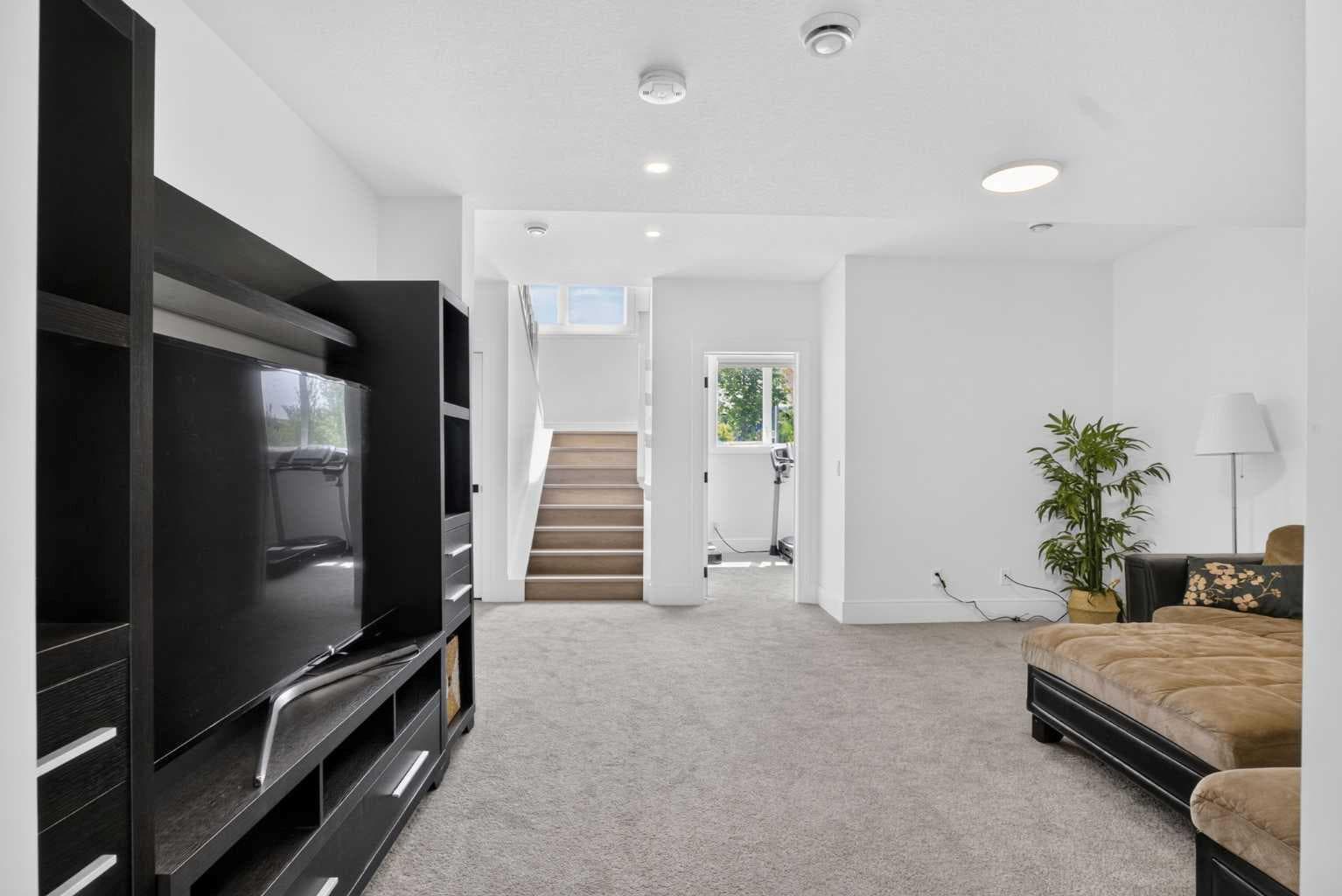 235 Treeline View SW