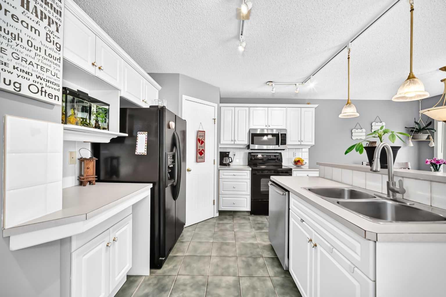 220 Shawbrooke Manor SW