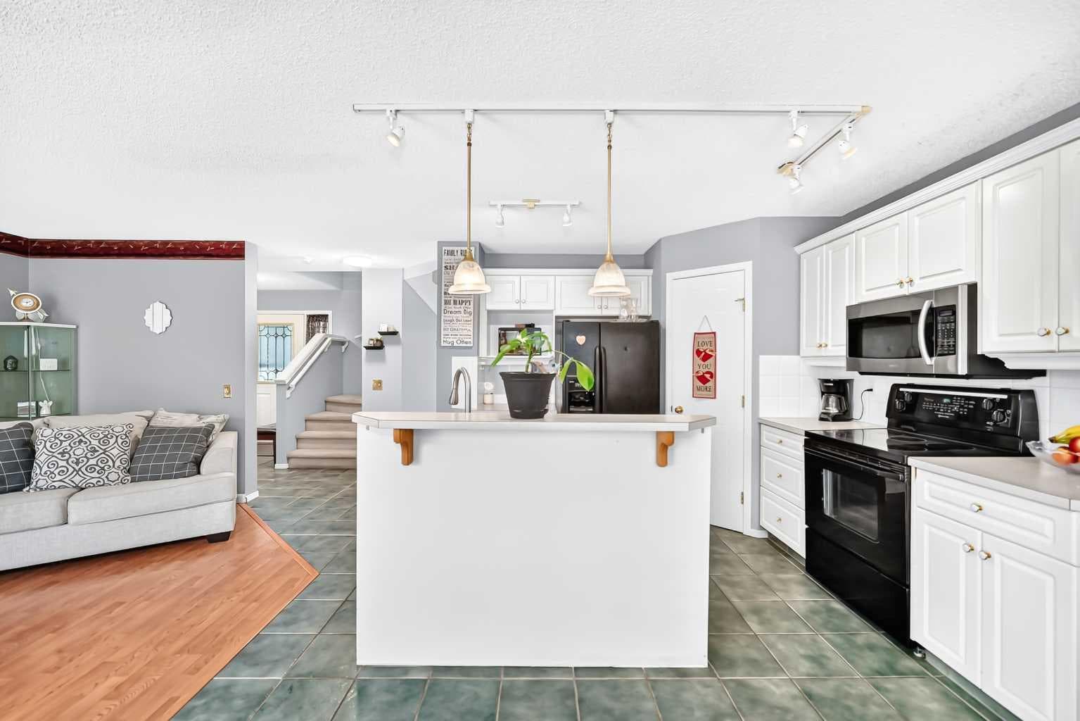 220 Shawbrooke Manor SW