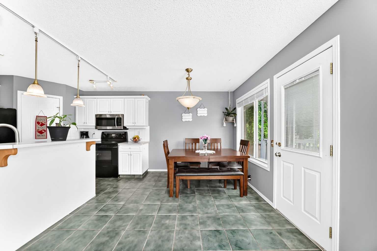 220 Shawbrooke Manor SW