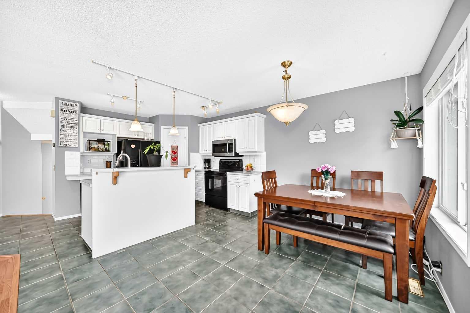 220 Shawbrooke Manor SW