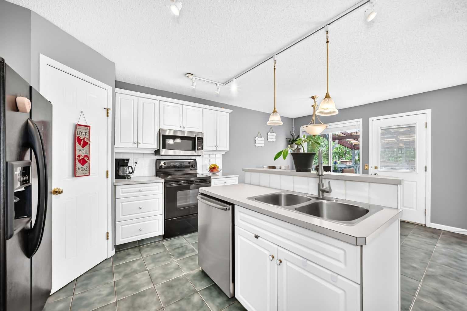 220 Shawbrooke Manor SW