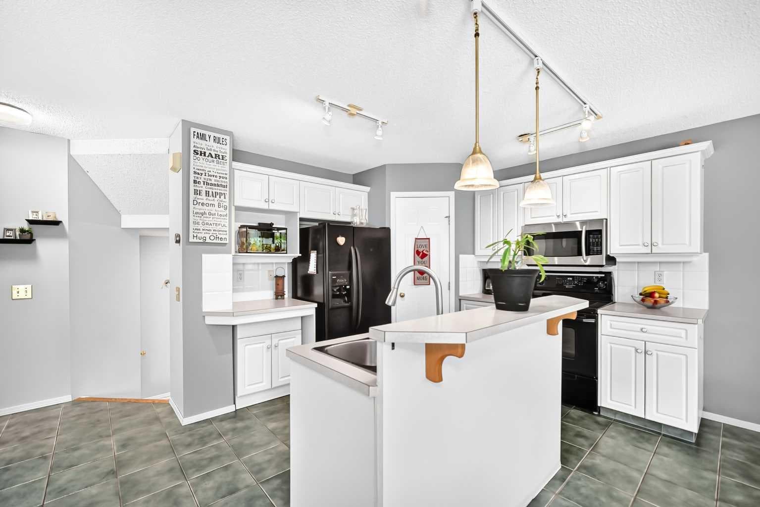 220 Shawbrooke Manor SW