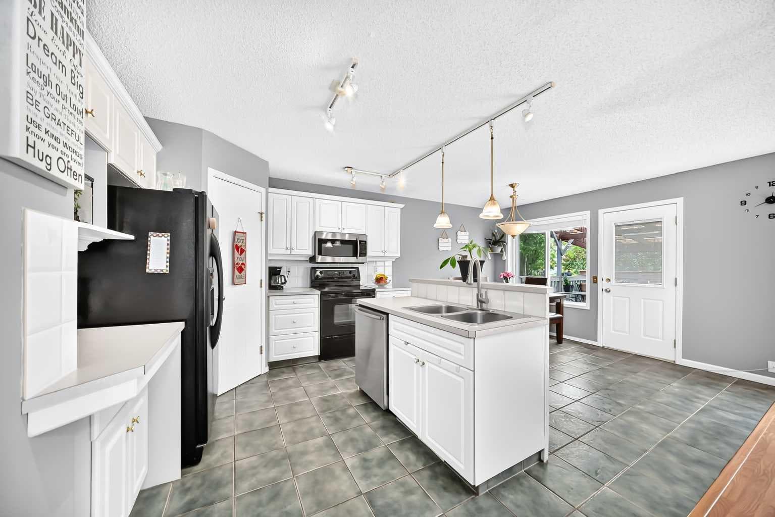 220 Shawbrooke Manor SW