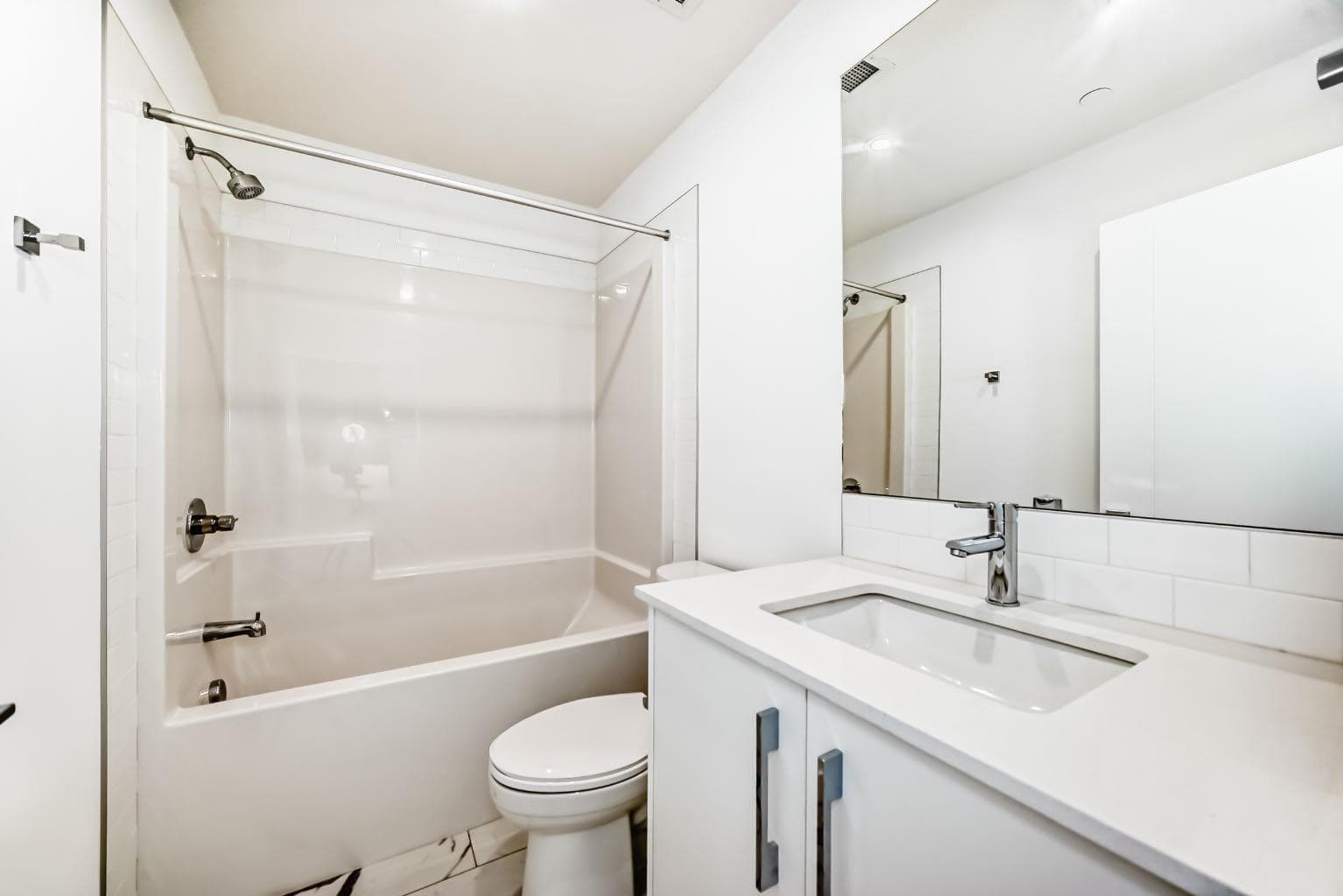 2107, 63 Corner Glen Crescent NE