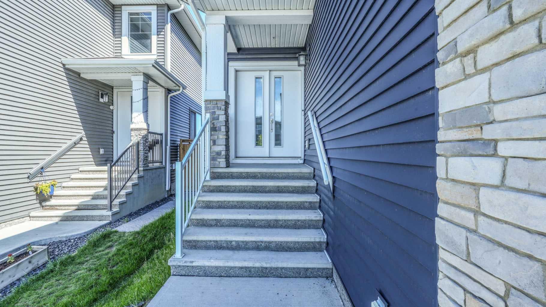 889 Corner Meadows Way NE