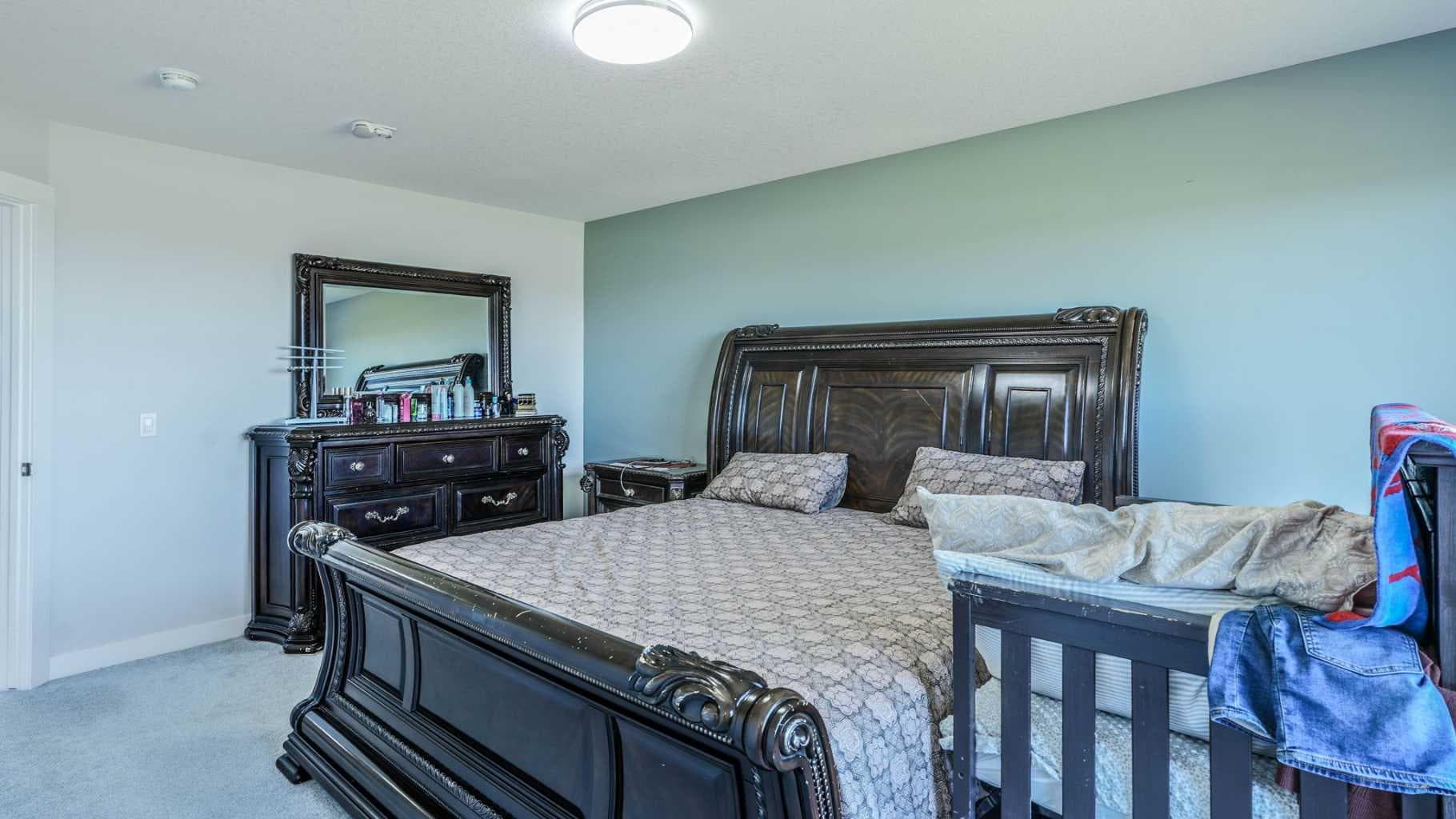 889 Corner Meadows Way NE