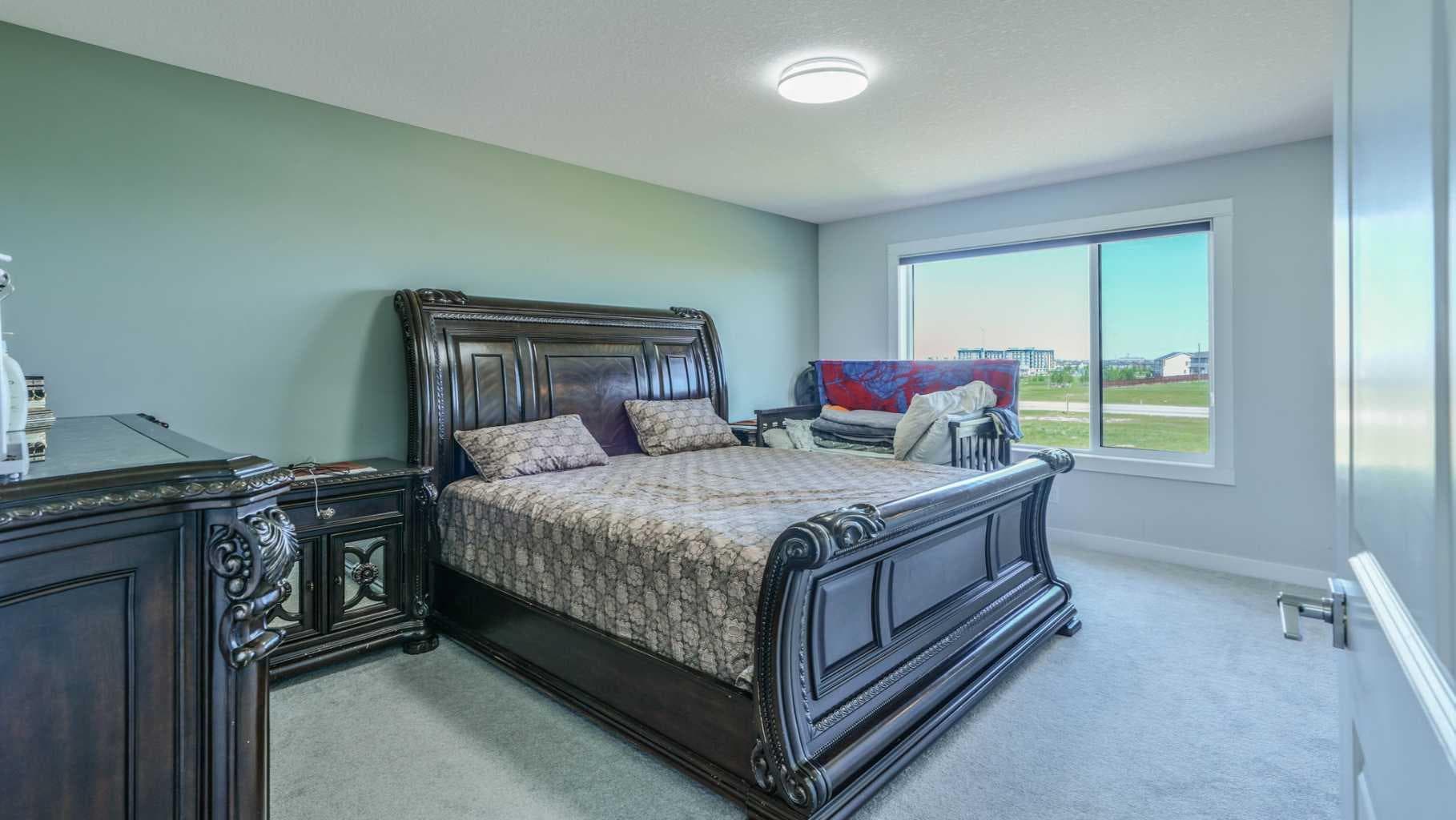 889 Corner Meadows Way NE