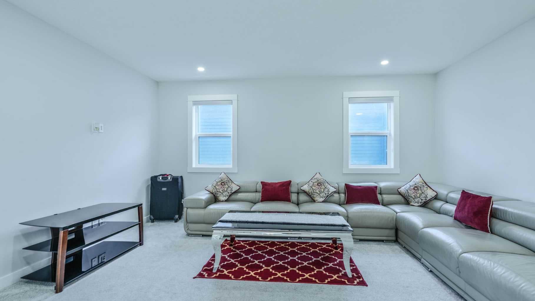 889 Corner Meadows Way NE