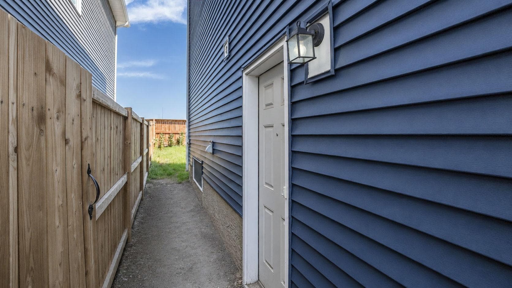 889 Corner Meadows Way NE