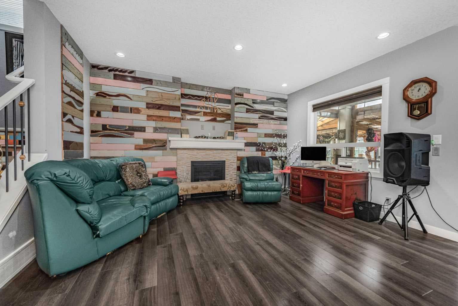 227 Redstone Heights NE