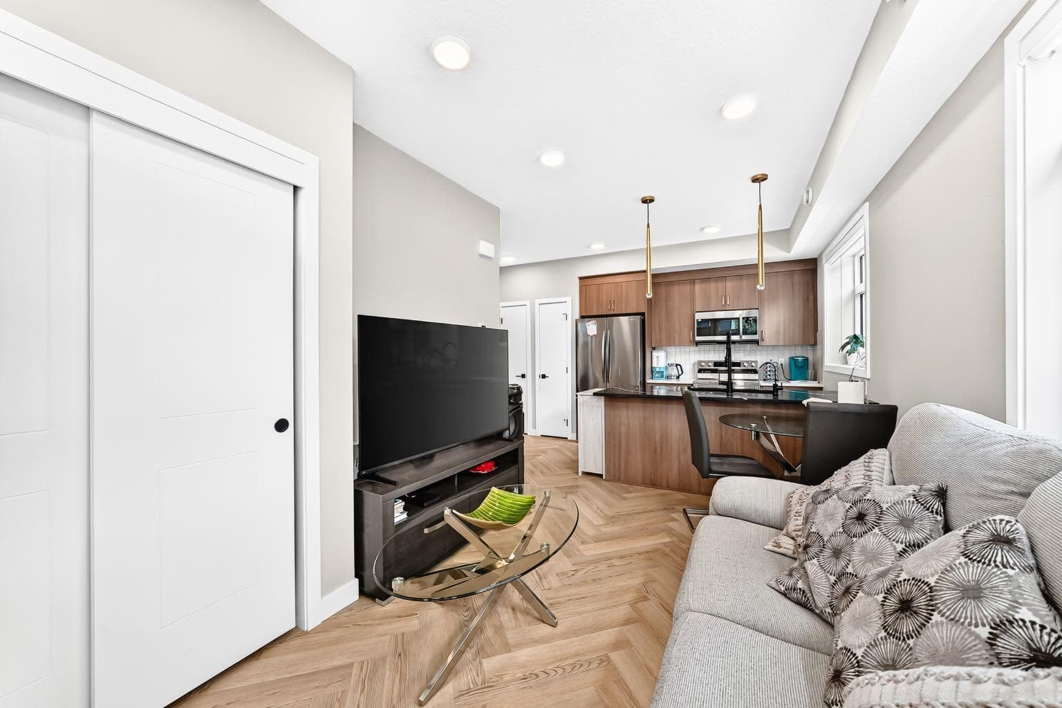 301, 562 Seton Circle SE