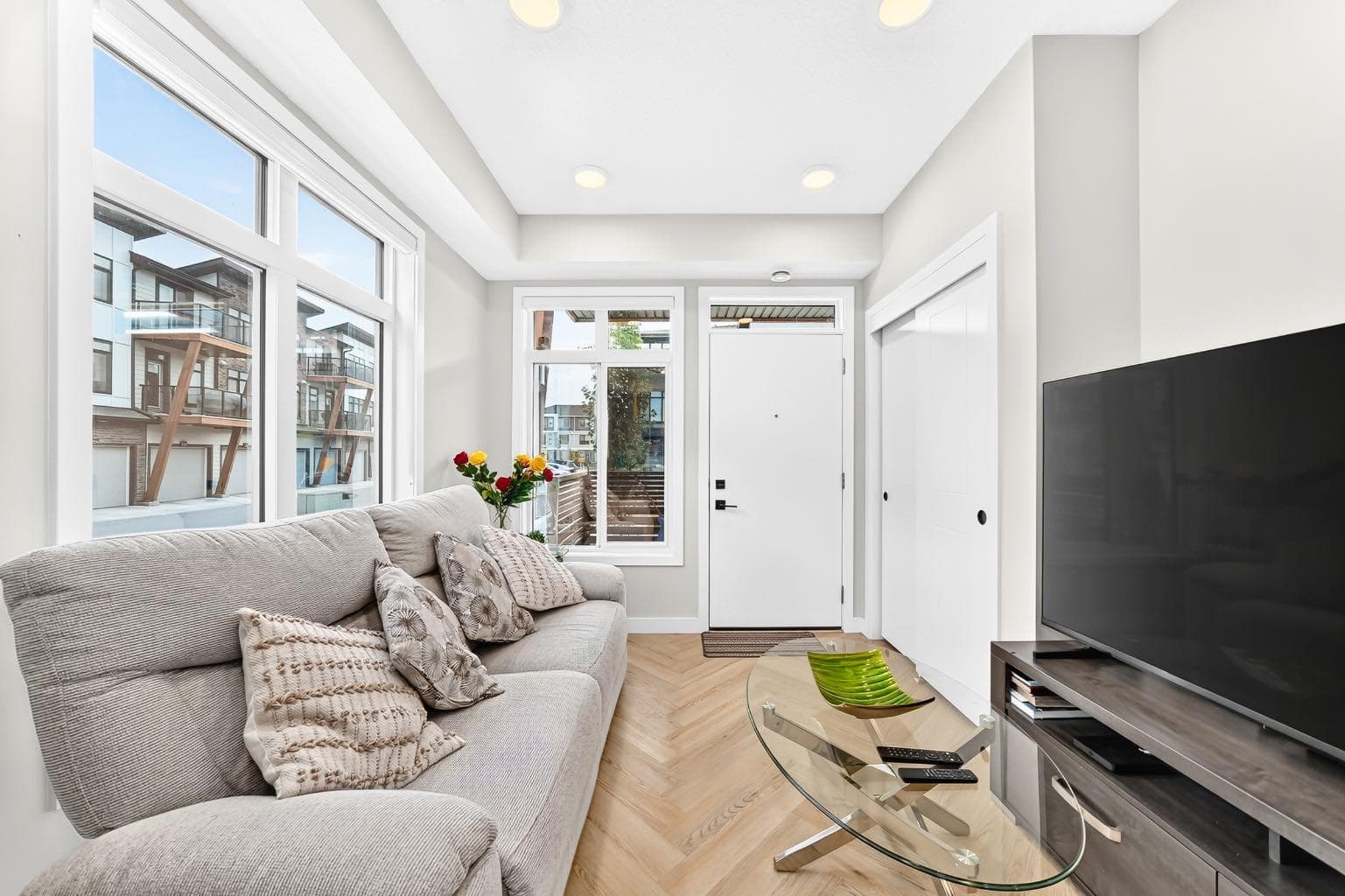 301, 562 Seton Circle SE