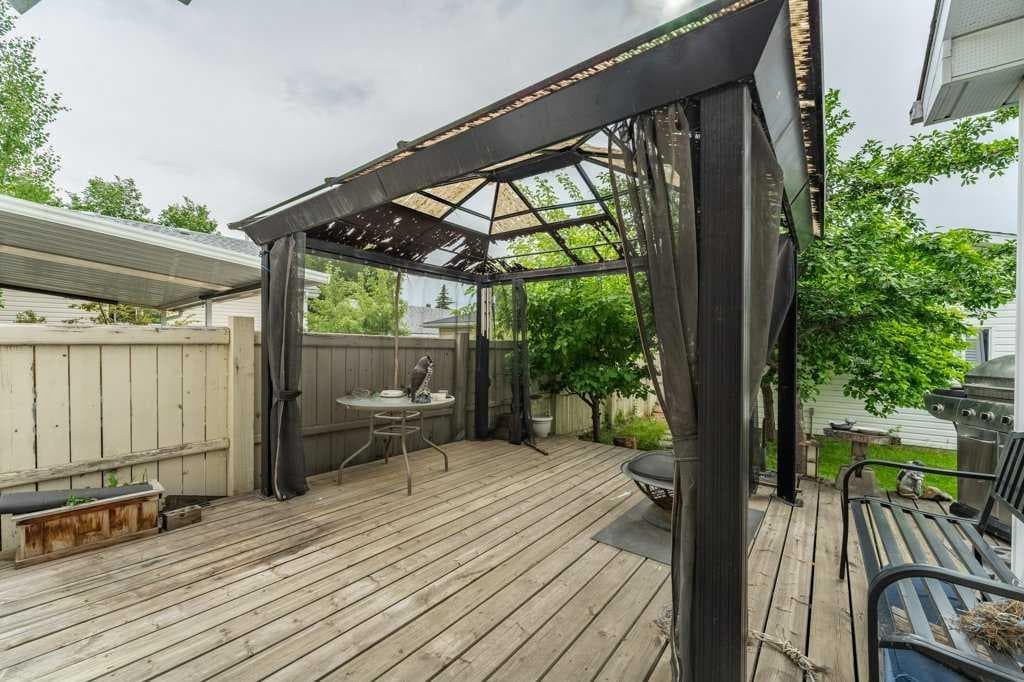 250 Mt Lorette Close SE