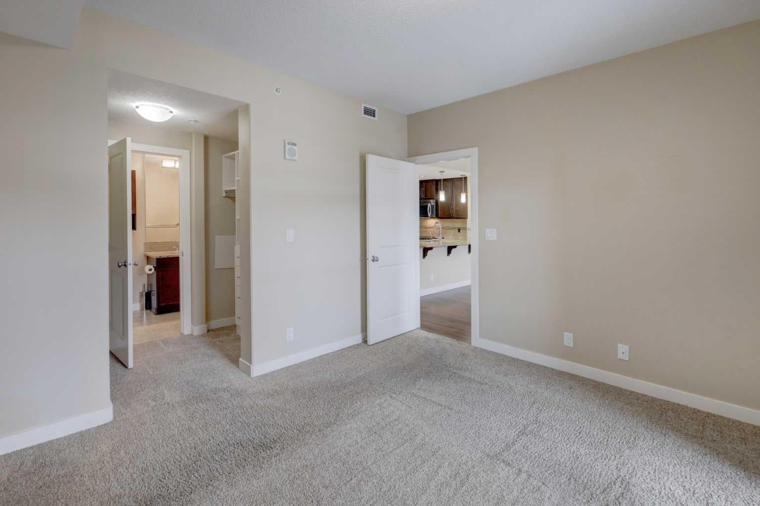 206, 16 Varsity Estates Circle NW