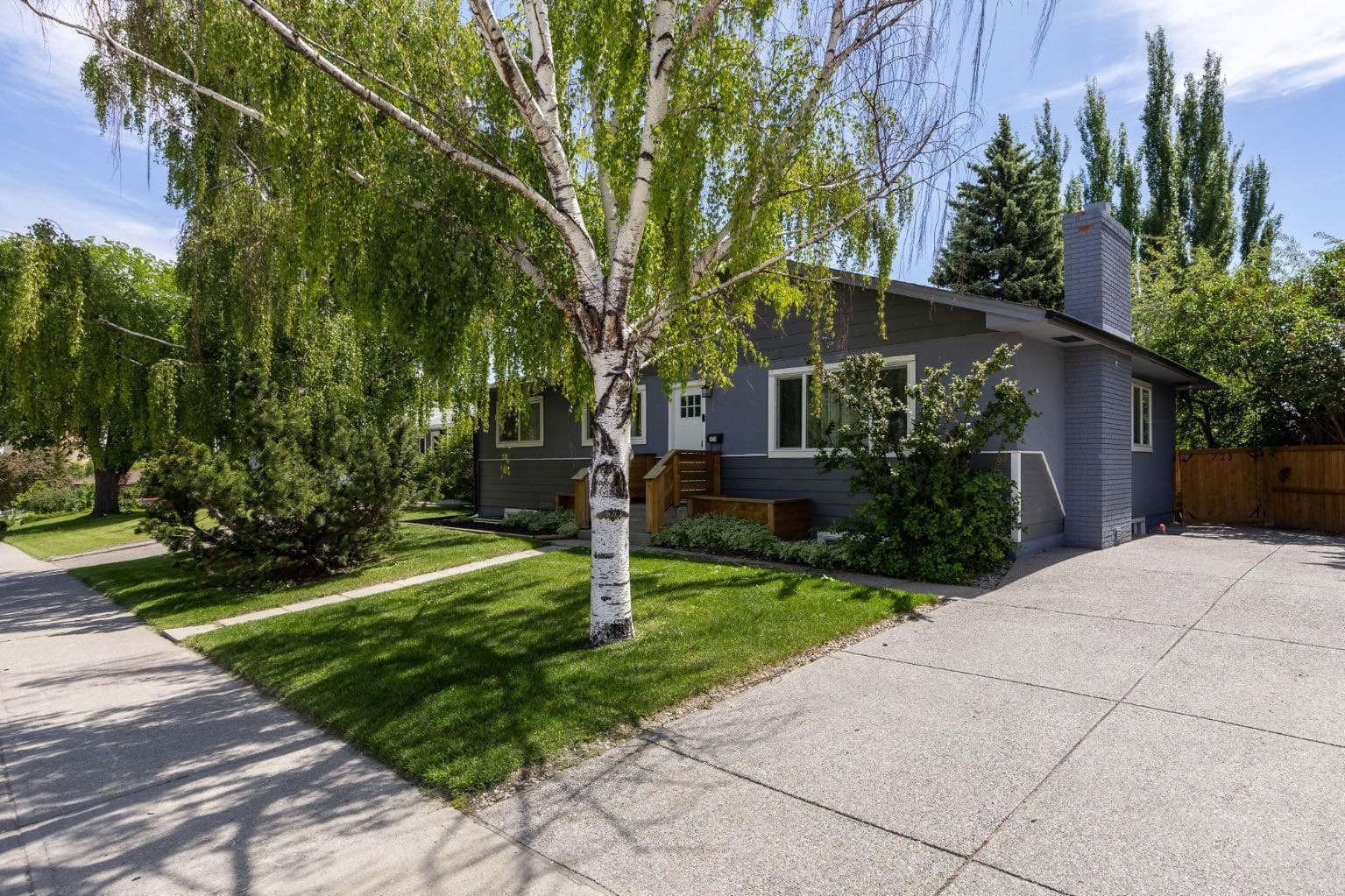723 75 Avenue SW