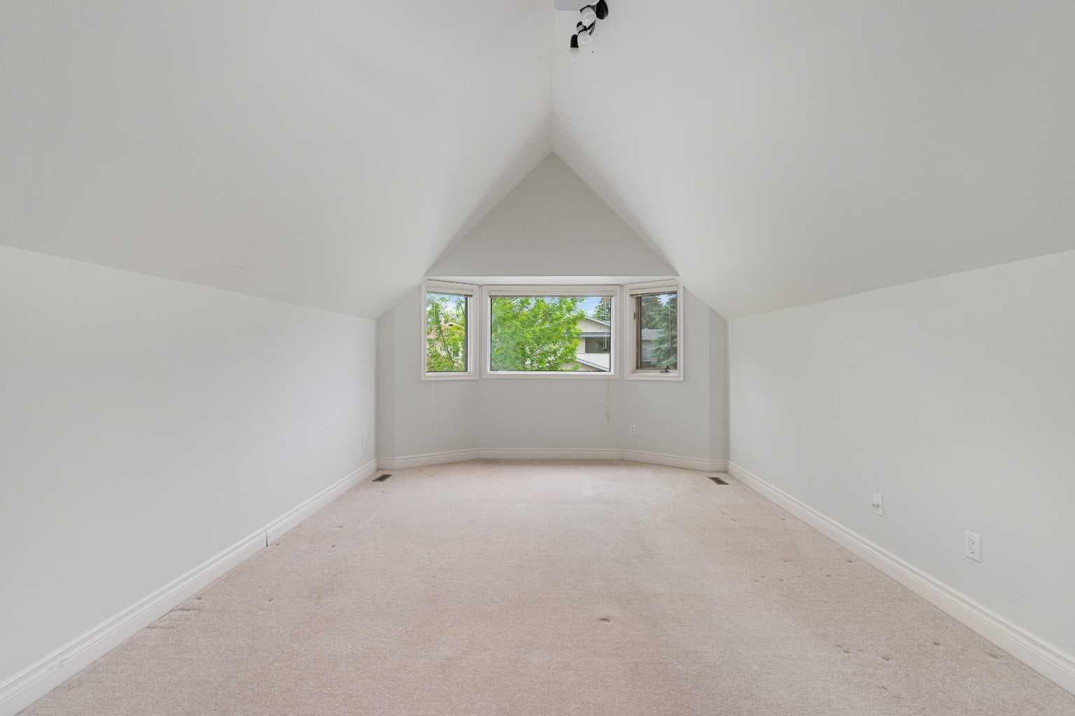 112 Hawkford Crescent NW