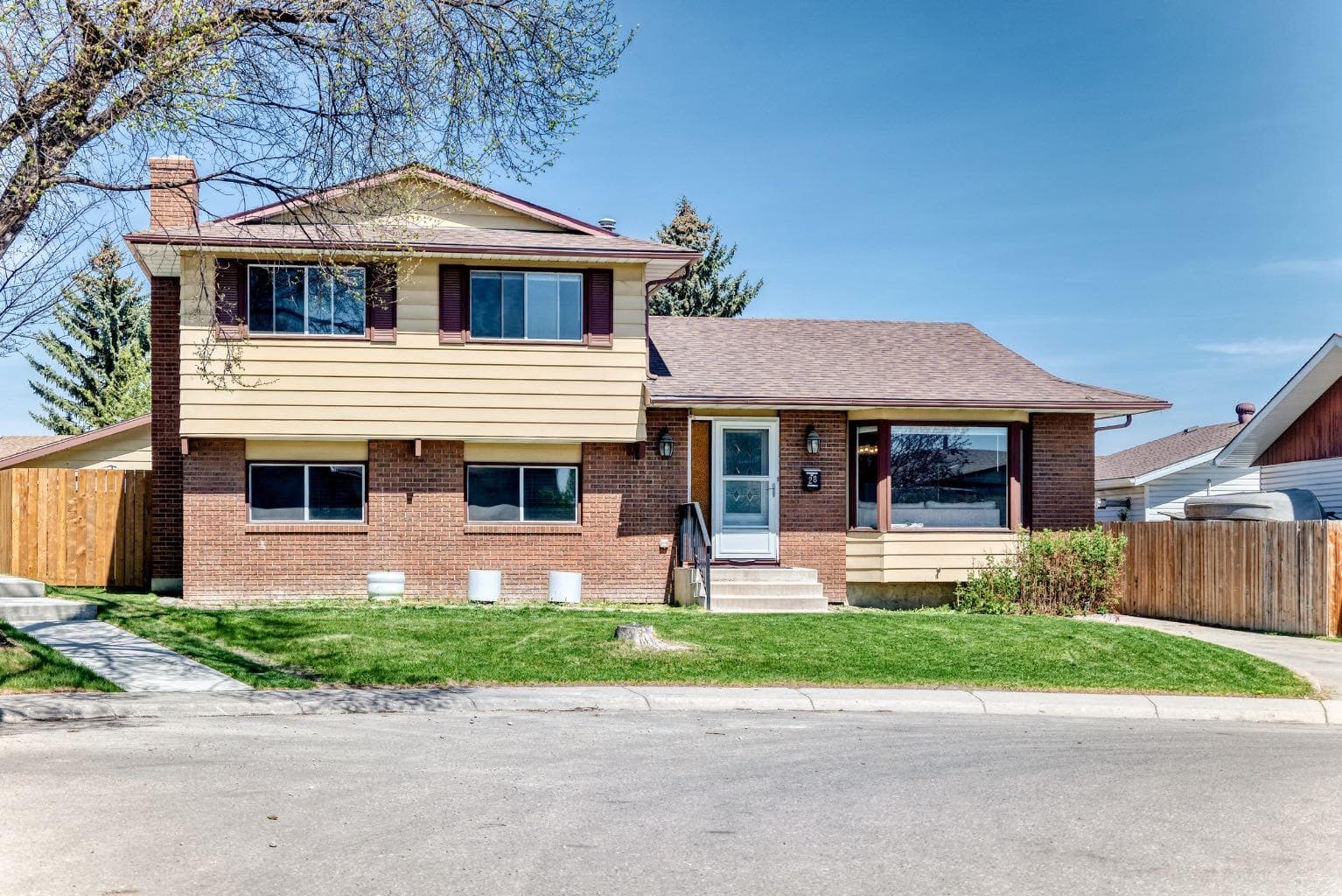 28 Rundlelawn Place NE