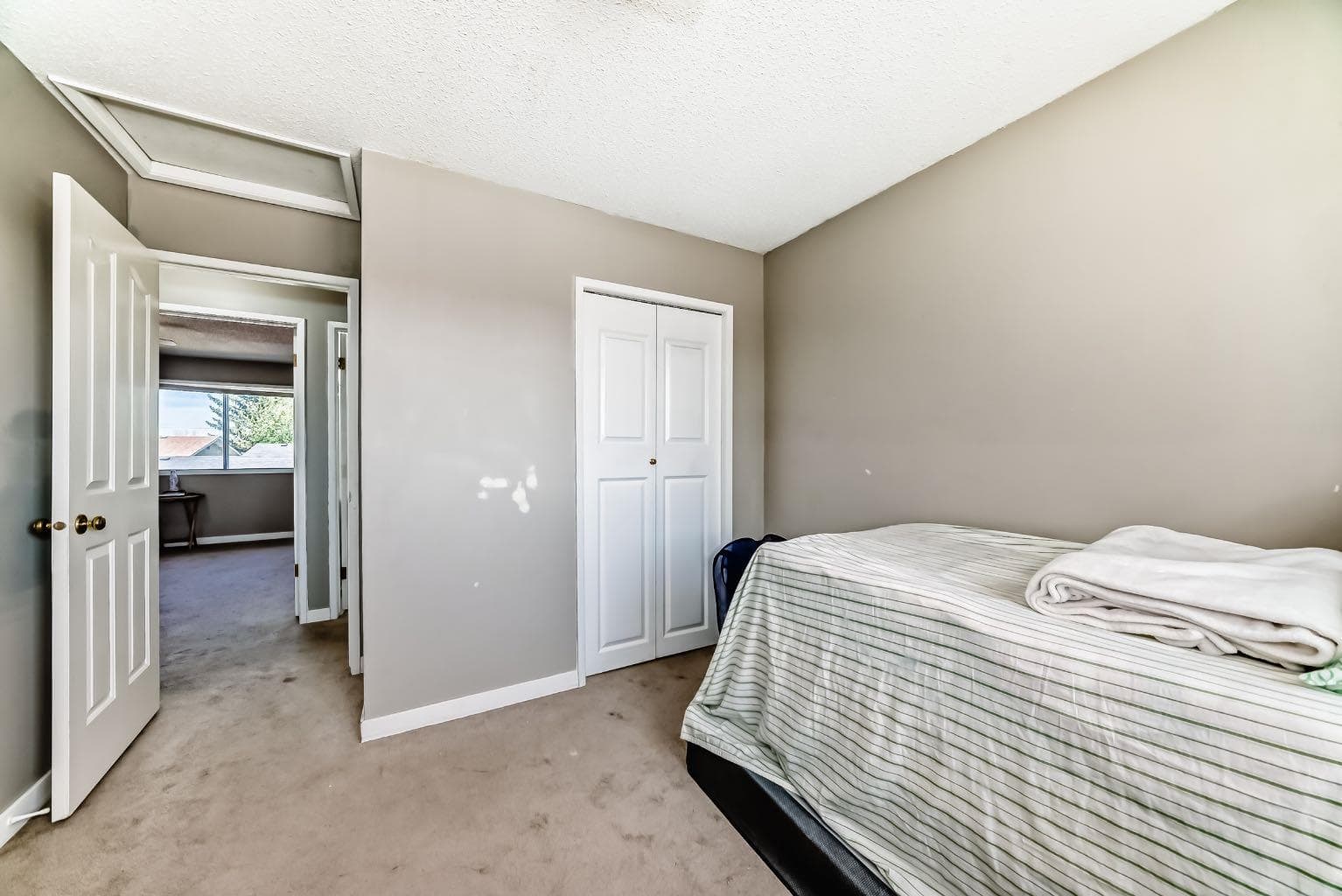 28 Rundlelawn Place NE