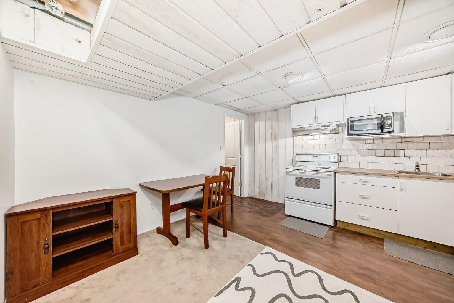 28 Rundlelawn Place NE
