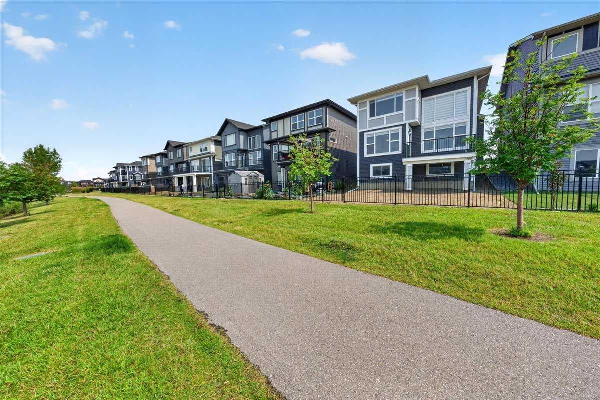75 Midgrove Drive SW