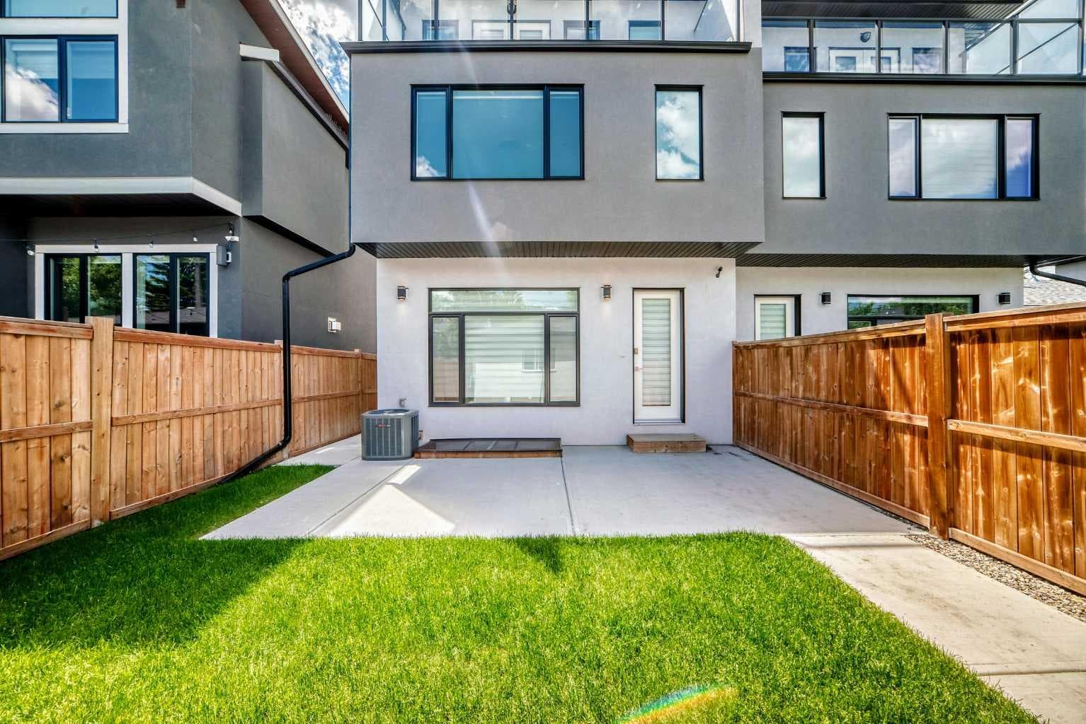 3014 Cochrane Road NW