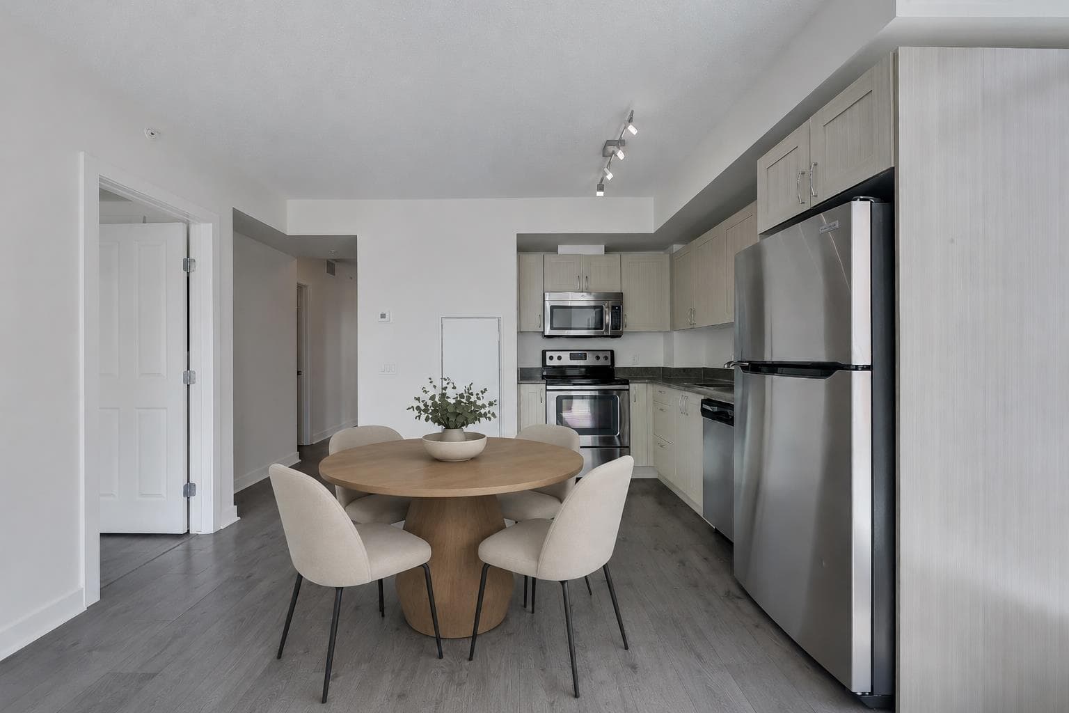 1207, 10 Brentwood Common NW