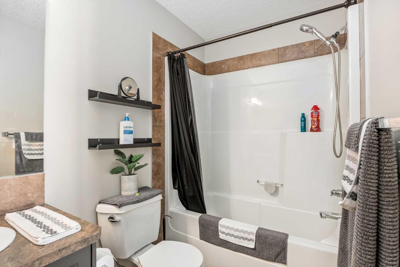 604, 620 Luxstone Landing SW