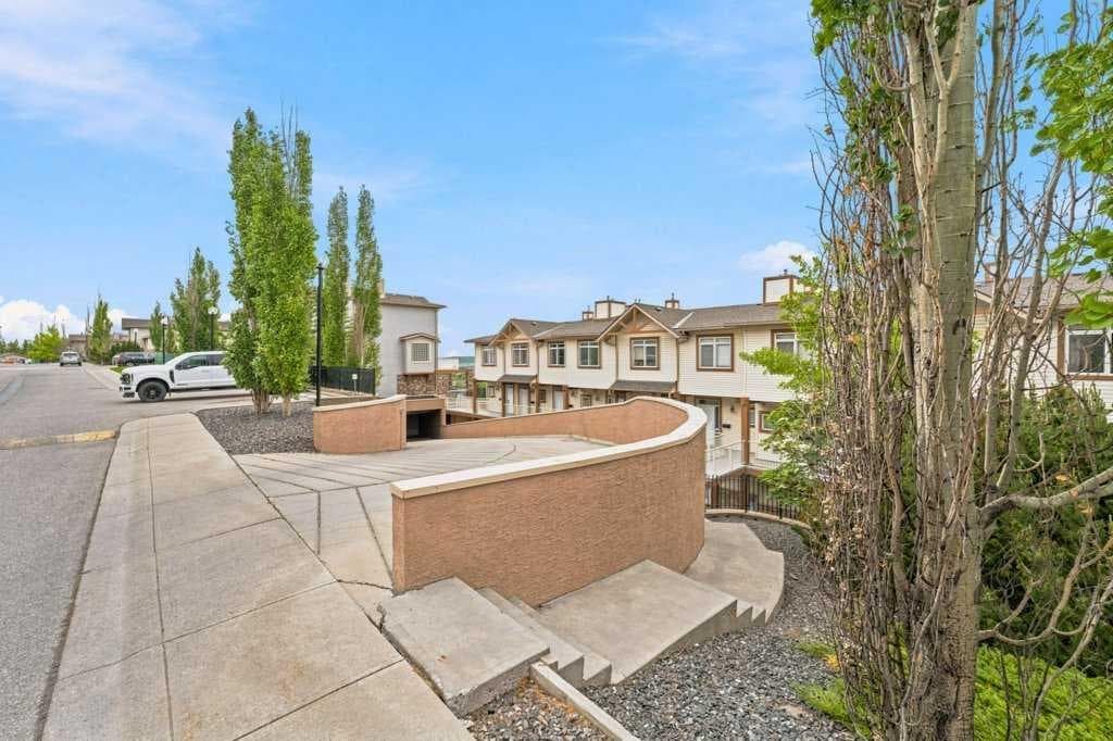 11, 133 Rockyledge View NW