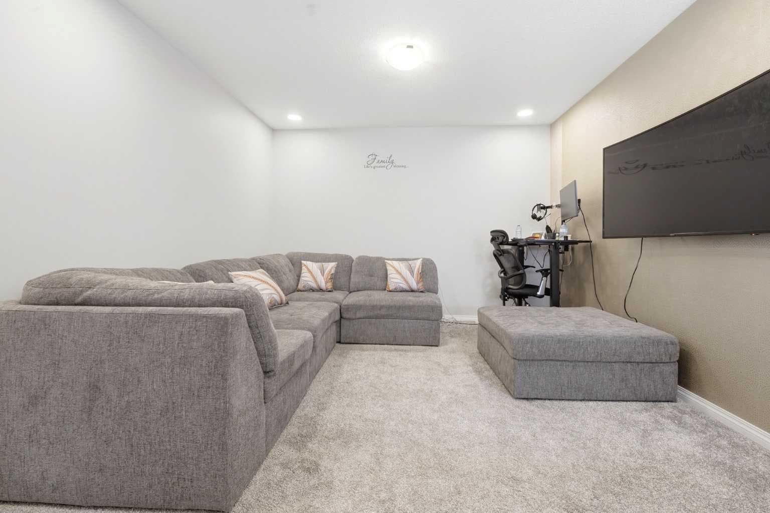 121 Carringvue Park NW