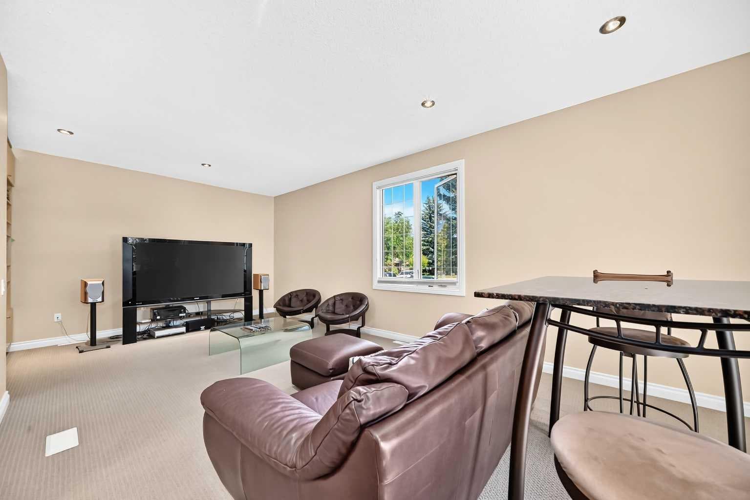 316 Parkland Way SE
