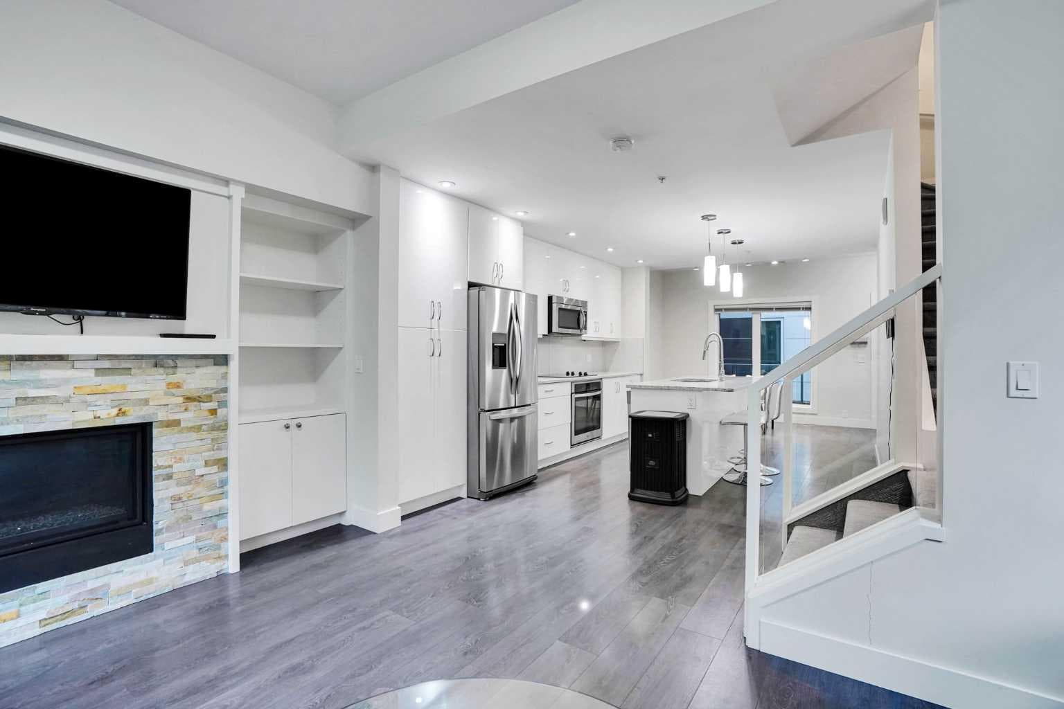 207, 20 Brentwood Common NW
