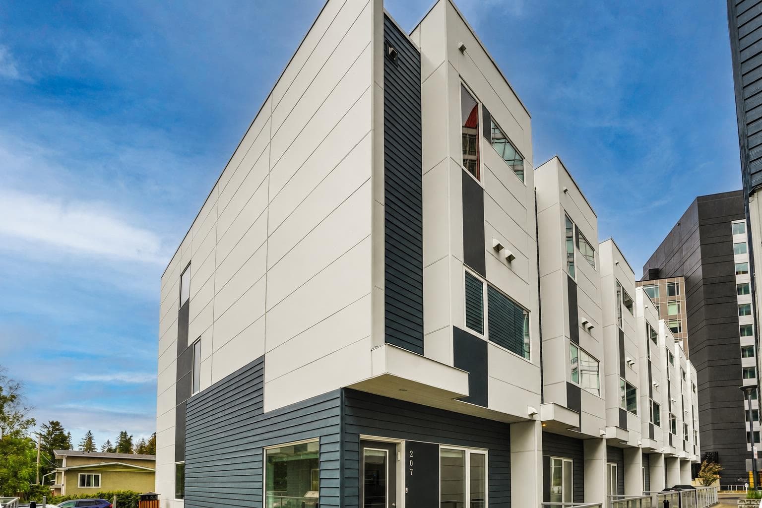 207, 20 Brentwood Common NW