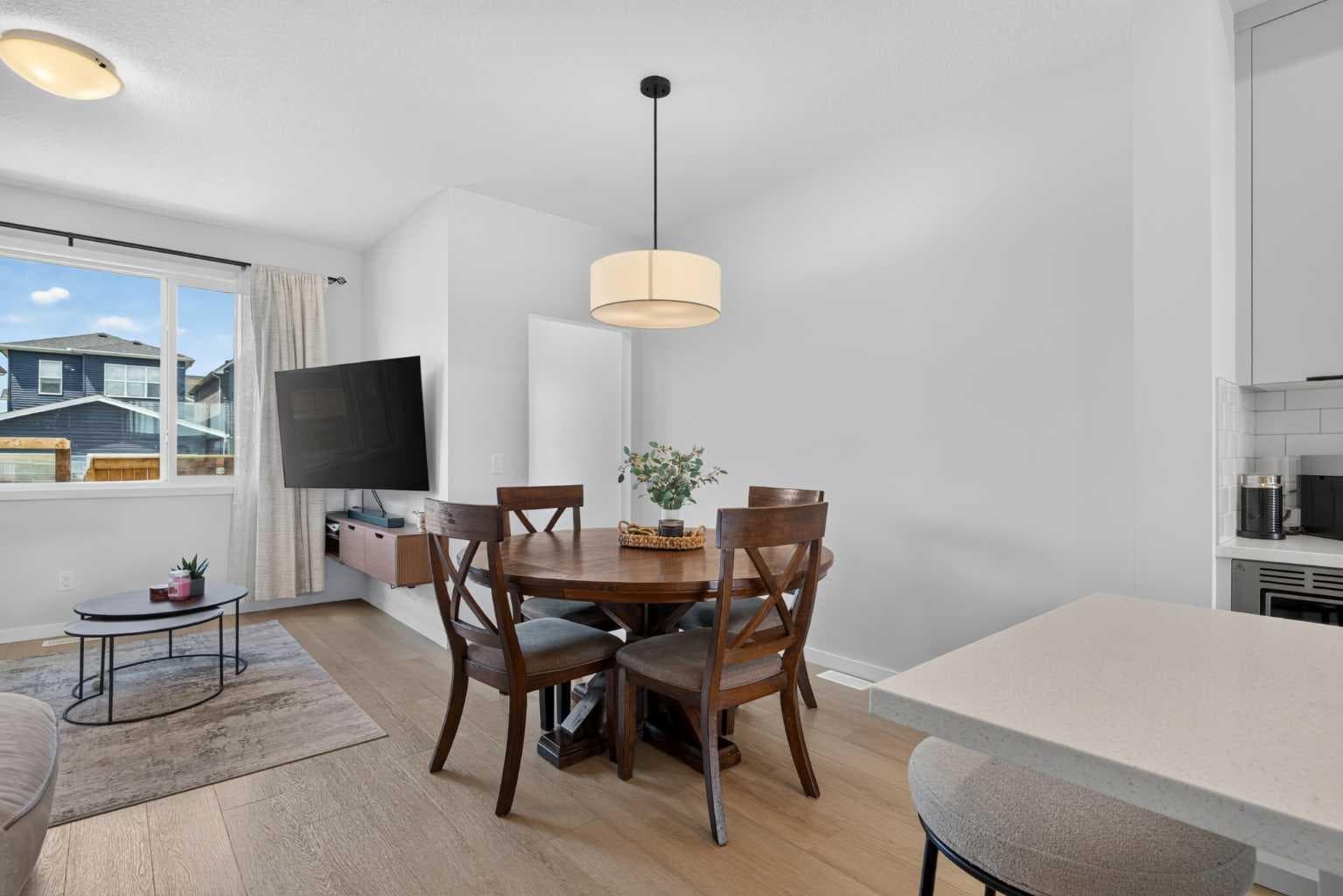 257 Edith Green NW