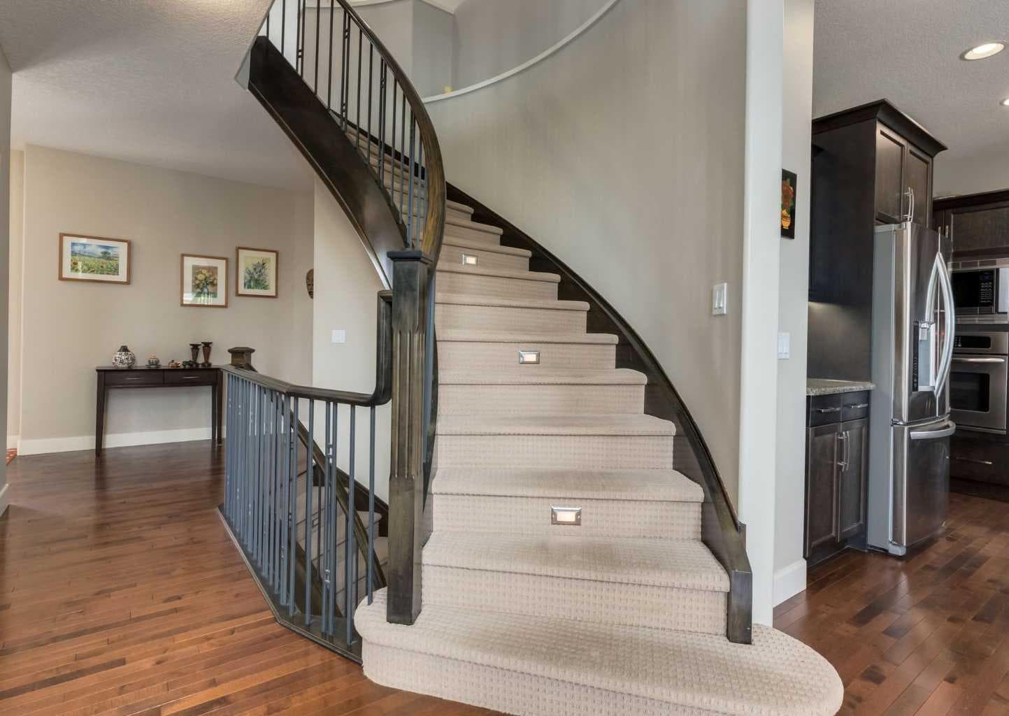 98 Royal Ridge Mount NW