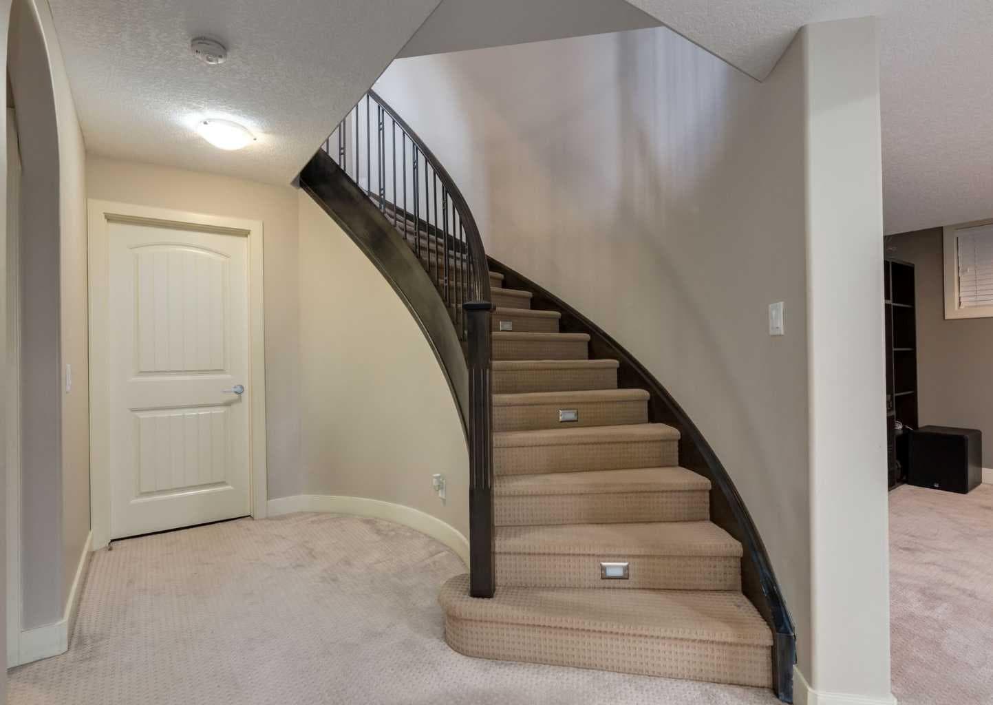 98 Royal Ridge Mount NW